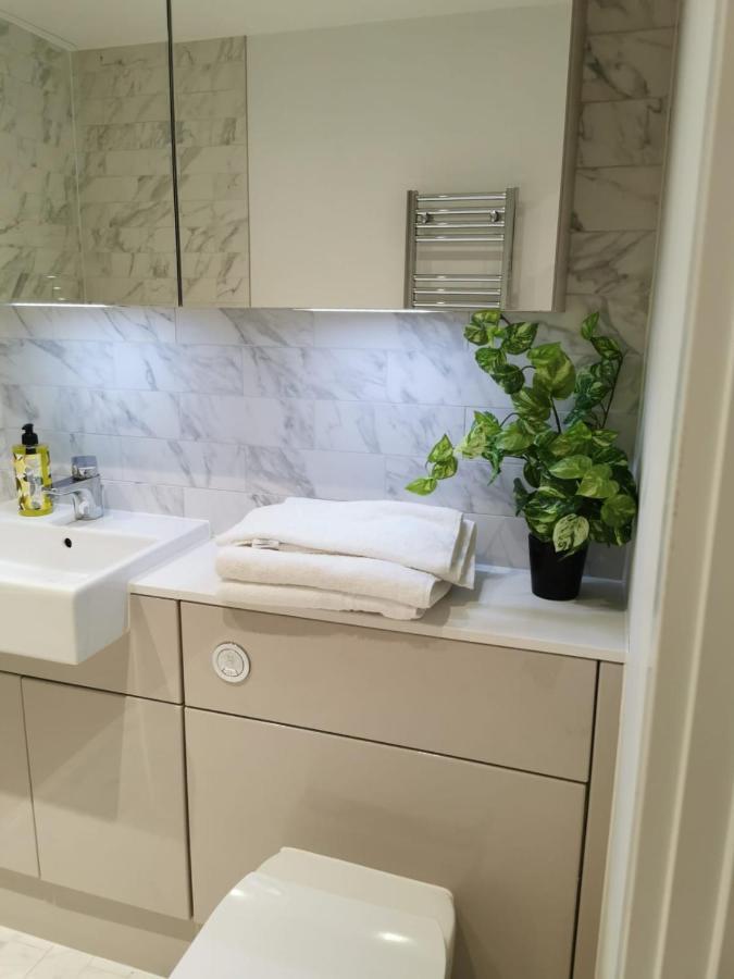 Comfy 1 Bed Studio 1 Minute From Train Station Londres Exterior foto